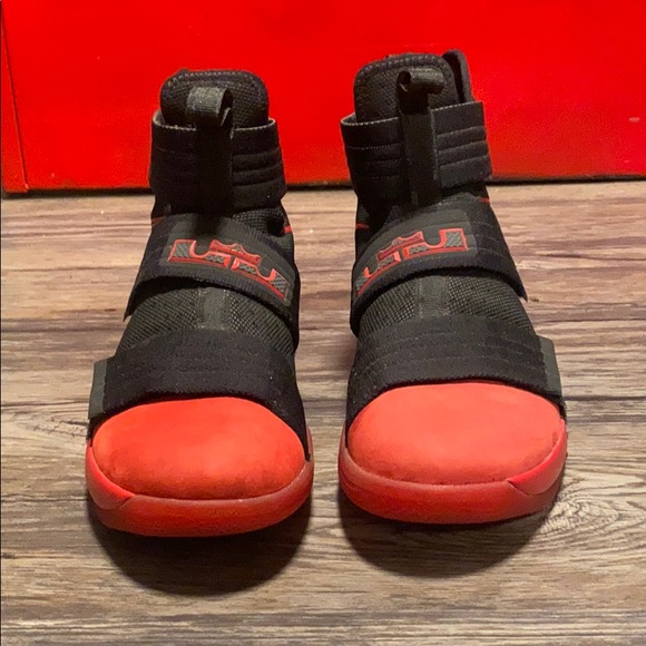 Rare Mens black and red Nike Lebron Soldier 10’s - Picture 2 of 6